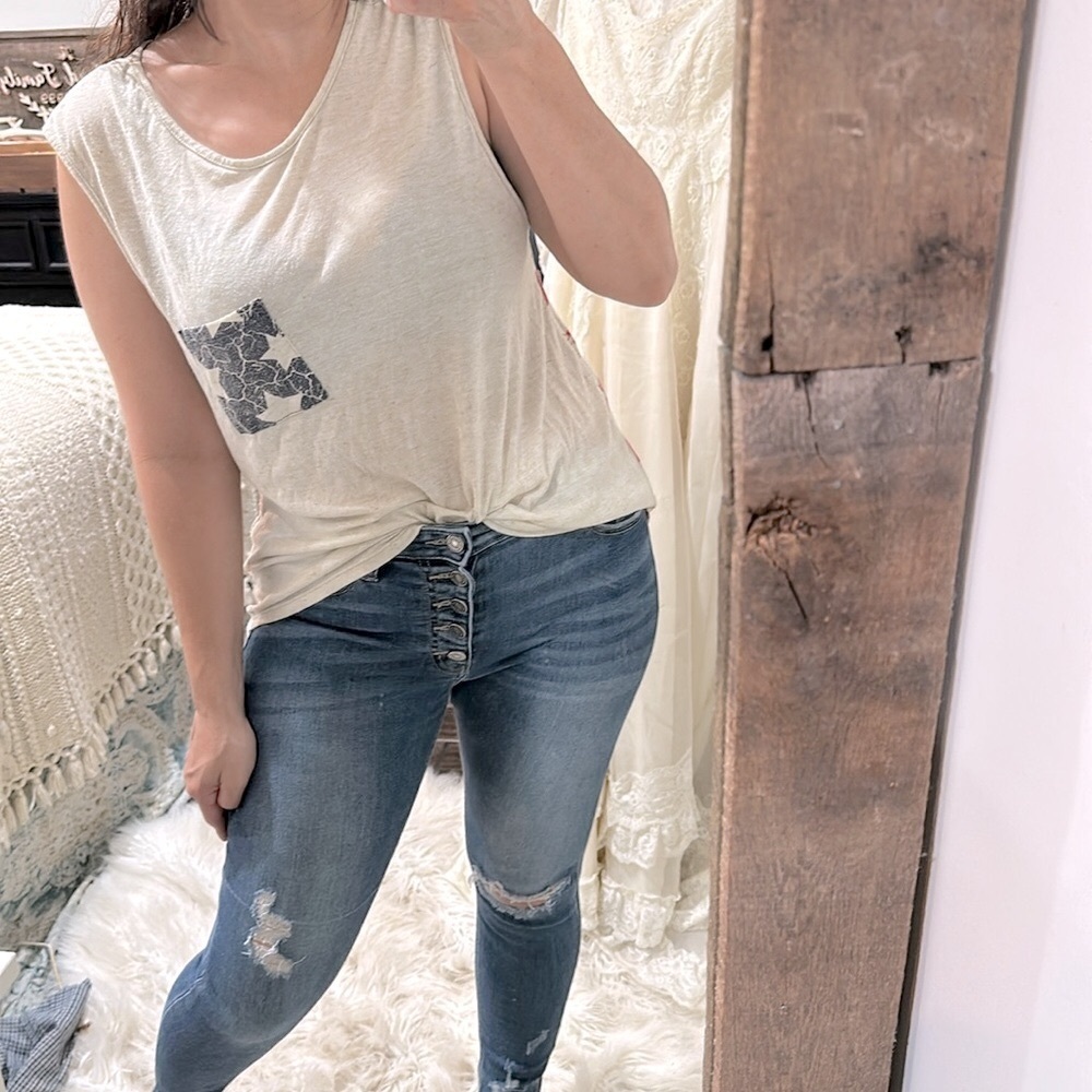 Signature Studio Cream Tee with Black Pocket size small